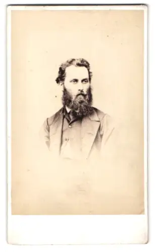 Fotografie Paul Stabler, Sunderland, John Street 63, Porträt eines bärtigen Mannes