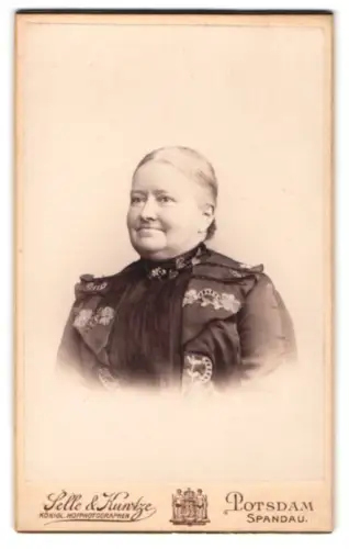 Fotografie Selle & Kuntze, Potsdam, Schwerteriger Str. Nr. 14, Porträt einer älteren Dame