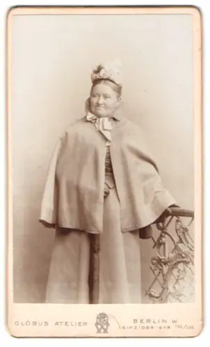 Fotografie Globus Atelier, Berlin, Leipziger Str. 132/135, Dame im eleganten Mantel