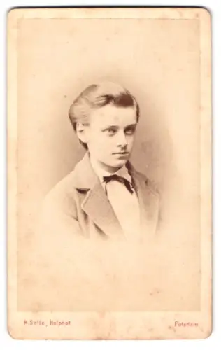 Fotografie H. Selle, Potsdam, York-Strasse 4, Porträt eines jungen Mannes