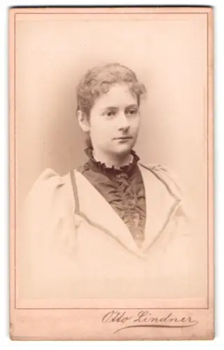 Fotografie Otto Lindner, Berlin, König-Strasse 30, Porträt einer jungen Frau