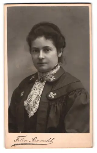 Fotografie Felix Susemihl, Rosslau /Elbe, Porträt einer Dame mit Spitzenbluse