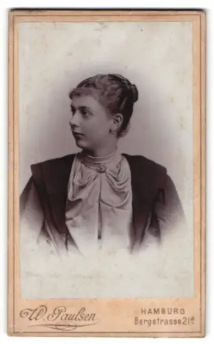 Fotografie W. Paulsen, Hamburg, Bergstrasse 21a, Frau im Profil 1894
