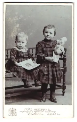 Fotografie Fritz Heuschkel, Schwerin i. M., Wismarsche Str. 34, Zwei Kinder auf Bank mit Puppe