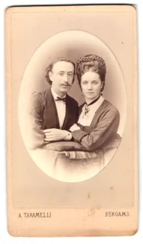 Fotografie A. Taramelli, Bergamo, Contrada S. Bartolomeo 147, Elegantes Paar zusammen im Porträt