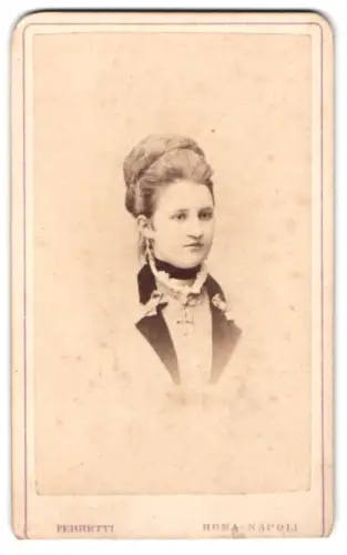 Fotografie Raffaello Ferretti, Roma, Santa Maria in Via 50, Porträt einer Dame mit eleganter Frisur