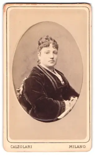 Fotografie Icilio Calzolari, Milano, Corso Vittorio Emanuele 13, Porträt einer Dame