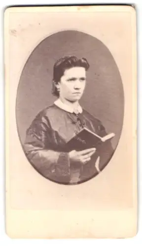 Fotografie unbekannter Fotograf und Ort, Frau mit Buch