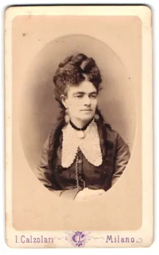 Fotografie I. Calzolari, Milano, Corso Vittorio Emanuele 13, Porträt einer eleganten Dame