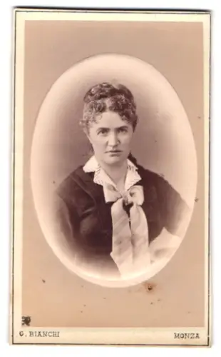 Fotografie C. Bianchi, Monza, Via Carlo Alberto 1, Portrait einer Frau mit Schleife