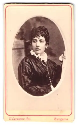 Fotografie G. Vavassori, Bergamo, Via Borfuro 4, Porträt einer Dame