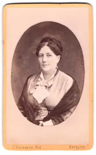 Fotografie C. Vavassori, Bergamo, Via Borfuro 4, Elegantes Porträt einer Frau