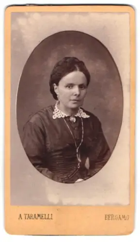 Fotografie A. Taramelli, Bergamo, Contrada S. Bartolommeo Nr. 1147, Porträt einer Frau mit Spitzendetails