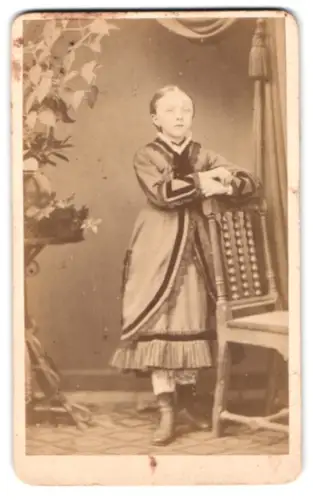 Fotografie Georg Gronemann, Walsrode, Junges Mädchen im eleganten Kleid