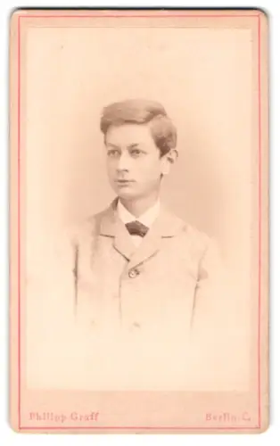 Fotografie Philipp Graff, Berlin, Jerusalemer Strasse 18, Junge im Anzug