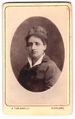 Fotografie Andrea Taramelli, Bergamo, Via Torquato Tasso 22, Porträt einer Frau