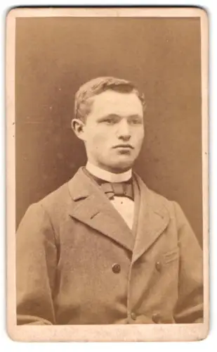 Fotografie J. Gronemann, Walsrode, Porträt eines jungen Mannes