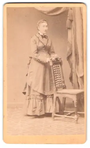 Fotografie G. Gronemann, Walsrode, Langestrasse 68, Frau mit Stuhl im Atelier