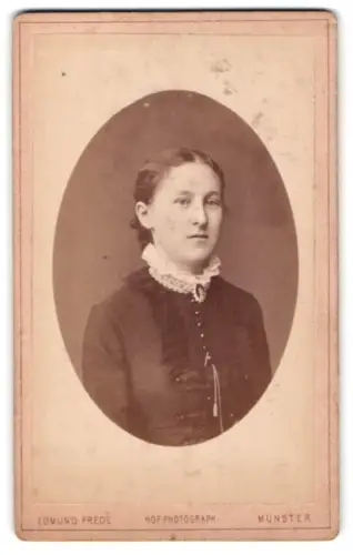 Fotografie Edmund Frede, Münster, Neubrückenstr. Nr. 6, Porträt einer eleganten Frau