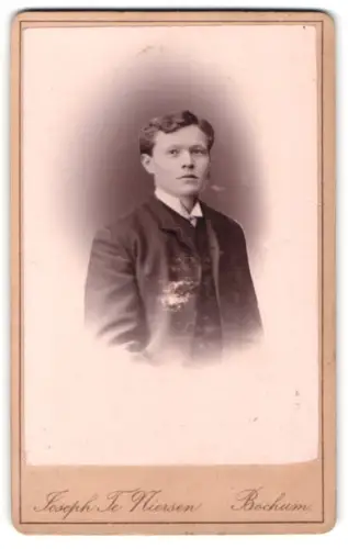 Fotografie Joseph Te Niessen, Bochum, Bahnhofstrasse 37a, Porträt eines jungen Mannes
