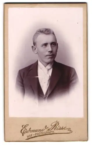 Fotografie Edmund Risse, Bochum, Friedrichstrasse 35, Porträt eines jungen Mannes