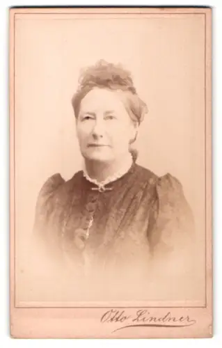 Fotografie Otto Lindner, Berlin, C. König-Strasse 30, Elegantes Porträt einer Dame