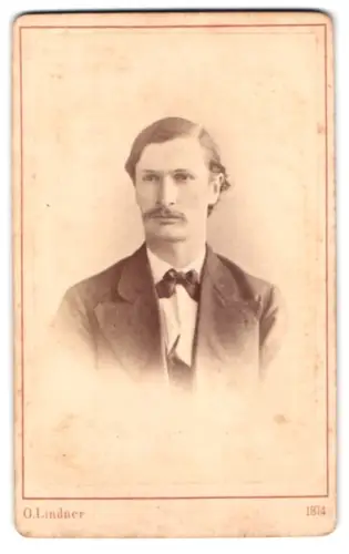 Fotografie O. Lindner, Berlin, Prinzen-Strasse 71, Porträt eines Herrn mit Schnurrbart