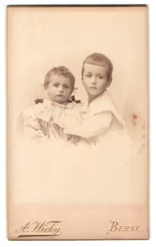 Fotografie A. Wicky, Berne, Zwei junge Kinder in inniger Pose