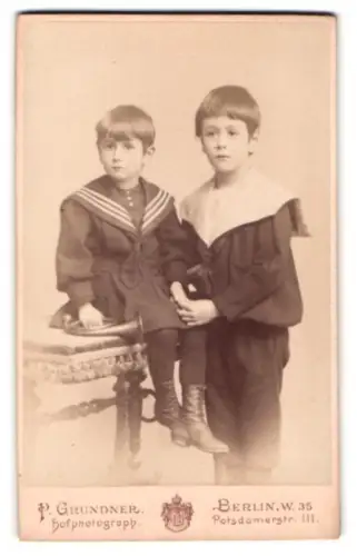 Fotografie P. Grundner, Berlin, Potsdamerstr. 111, Zwei Jungen in Matrosenanzügen