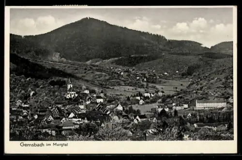 AK Gernsbach im Murgtal, Ortsansicht mit Kirche gegen die Berge