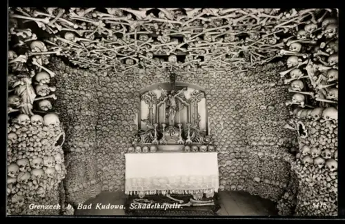 AK Tscherbeney b. Bad Kudowa, Schädelkapelle Tscherbeney, Innenansicht