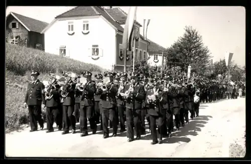 AK Nussbach /Kremstal, Soldatenkapelle in Uniform zieht durch die Strassen