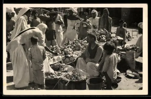 AK Karachi, Marktszene mit Gemüsehändlern u. Kunden