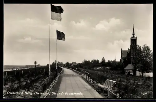 AK Berg Dievenow, Strandpromenade mit Kirche u. Seeblick