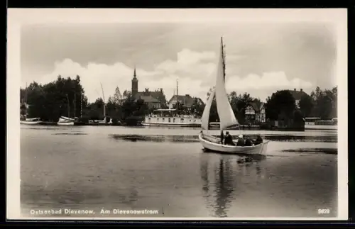 AK Dievenow /Ostsee, Am Dievenowstrom, Panorama mit Kirche, Segelboot, Dampfer