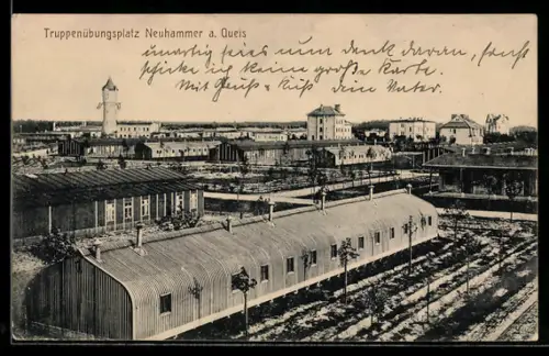 AK Neuhammer a. Queis, Truppenübungsplatz, Ortsansicht mit Baracken u. Turm aus der Vogelschau
