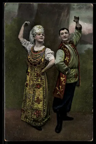 AK Paar in russischer Volkstracht beim Volkstanz