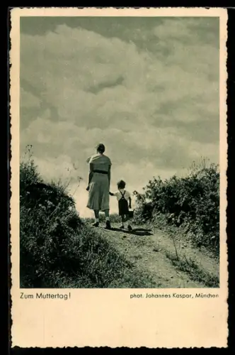 AK Rückenansicht von Mutter mit Jungen, Fotoapparat Voigtländer Avus-Kamera mit Skopar, Muttertagsgruss