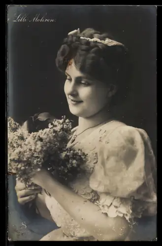 AK Schauspielerin Lilli Mohren in weisser Bluse mit Blumen