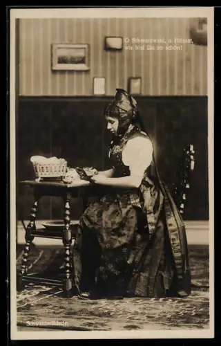 AK Frau in Schwarzwälder Tracht sitzt an einem Tisch