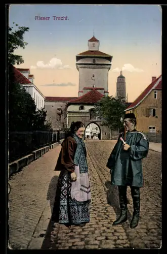 AK Rieser Trachten, Strassenszene, Frau und Mann in Trachten