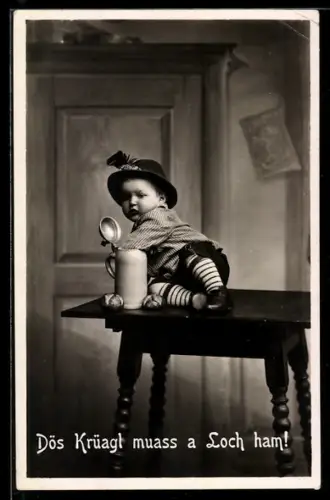 AK Dös Krüagl muass a Loch ham, Kleinkind mit einem Bierkrug