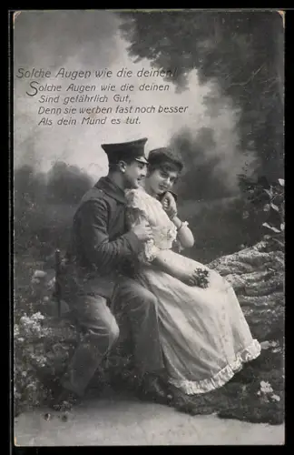 AK Soldat in Uniform umarmt eine Frau von hinten, Soldatenliebe