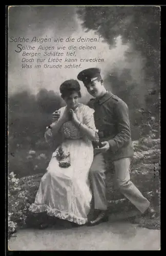 AK Soldat in Uniform hat den Arm um die Schultern einer Frau gelegt, Soldatenliebe