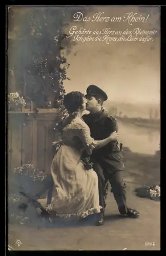 AK Soldat in Uniform und eine Frau küssen sich, Soldatenliebe