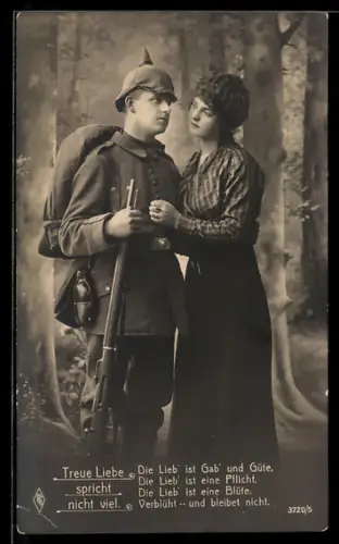 AK Soldat in Uniform und mit Gewehr hält eine Frau im Arm, Soldatenliebe