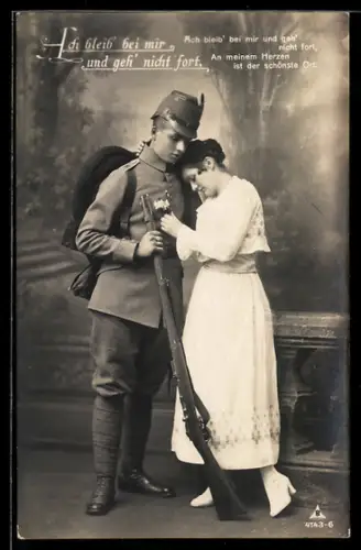AK Soldat in Uniform und mit Gewehr hält eine Frau im Arm, Soldatenliebe