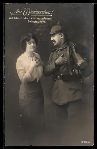 AK Soldat in Uniform steht mit der Hand auf dem Herzen bei einer hübschen Frau, Soldatenliebe