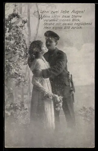 AK Soldat in Uniform hält eine hübsche Frau mit Blumenstrauss in den Armen, Soldatenliebe