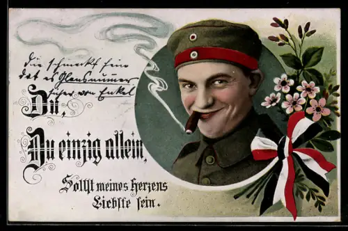 AK Grinsender Soldat in Uniform und mit Zigarre und roten Wangen, Soldatenliebe